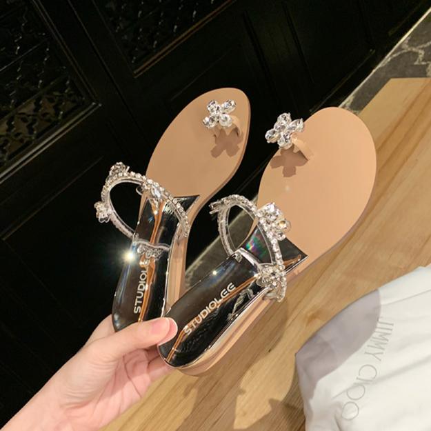 Сандалии на каблуке со стразами, женские летние пляжные тапочки в стиле феи с плоской подошвой и клипсой на носке