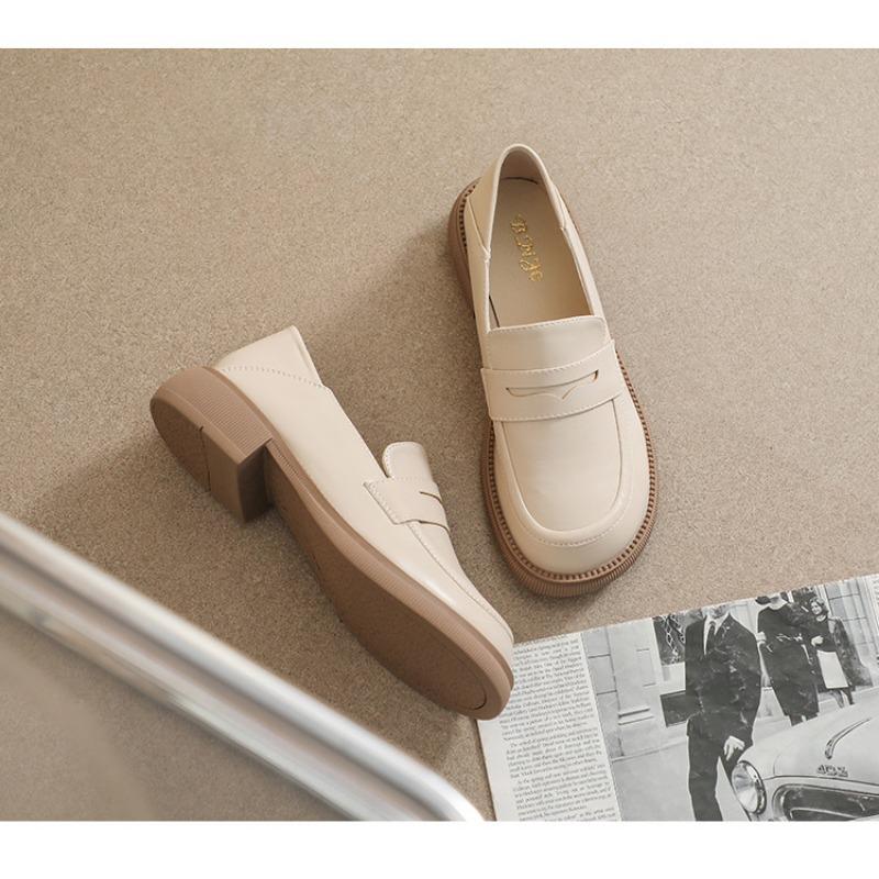 Женские туфли из кожи на толстом каблуке и мягкой подошве.