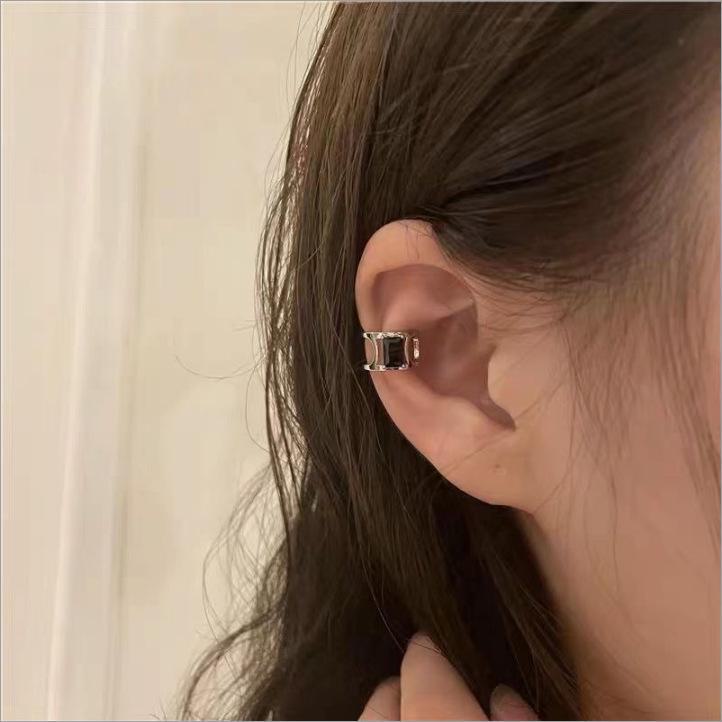 Snake-Shaped Ear Cuff: No Piercing Needed, Elegant 2024 Celebrity-Inspired Earrings.