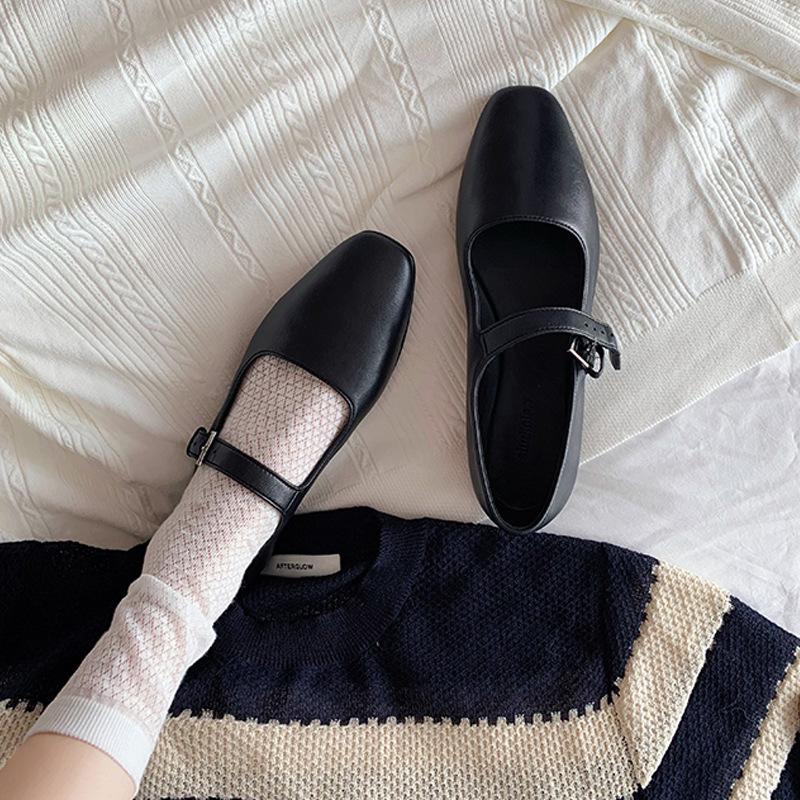 У Grape mother такие же женские туфли Mary Jane из мягкой кожи с мягкой подошвой, пряжкой на ремне с одним словом, туфли на плоской подошве с неглубоким горлом, небольшие кожаные туфли.