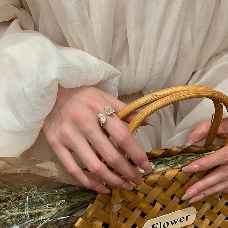 Exquisite White Mother Of Pearl Butterfly Ring For Women Elegant Geometric Design