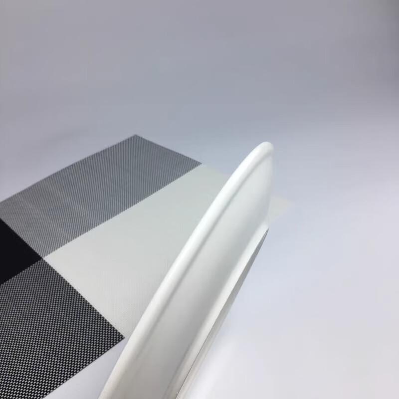 Круглая обеденная тарелка из чисто белой керамики