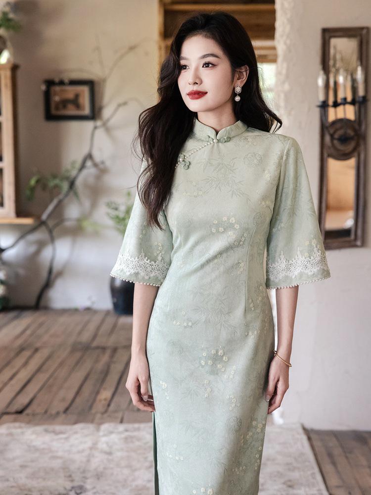 Чонсам Bei Zhi Yun из зеленой замши с широкими рукавами - Осенняя коллекция 2025