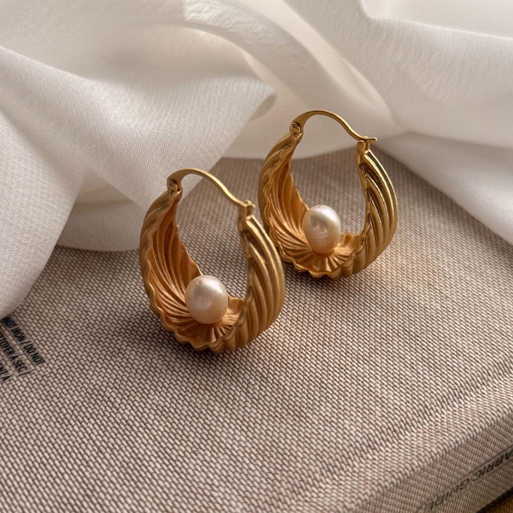 Французские ретро-серьги с металлическим крученым жемчугом, женские серьги-гвоздики Niche Design Sense, высококачественные уникальные темпераментные золотые серьги-гвоздики