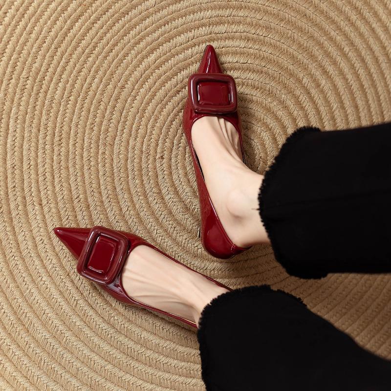 Модные французские туфли с металлической пряжкой Весна и лето Квадратная пряжка 2025 Мелкий вырез Острый носок Красные высокие каблуки Новый темперамент