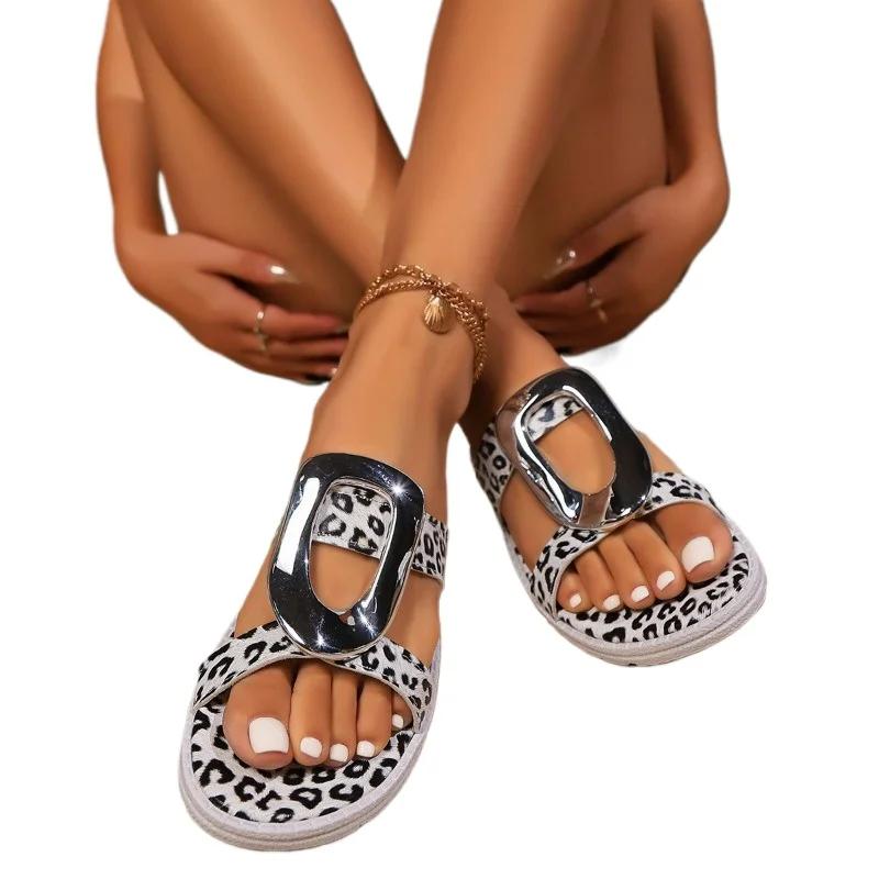 Женская обувь 2024 года, летние высококачественные женские тапочки с открытым носком, модные леопардовые туфли с металлическим декором на плоской подошве
