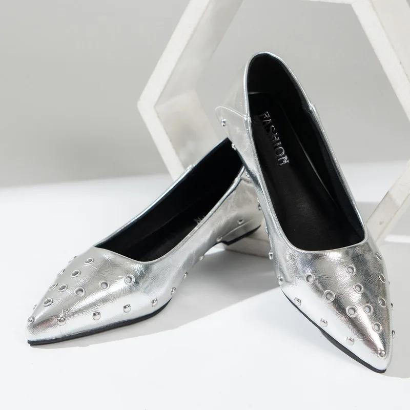 Модные осенние новые туфли на плоской подошве для женщин, модные туфли с острым носком и неглубоким вырезом, с заклепками, на мягкой подошве, нескользящие, удобные, низкие