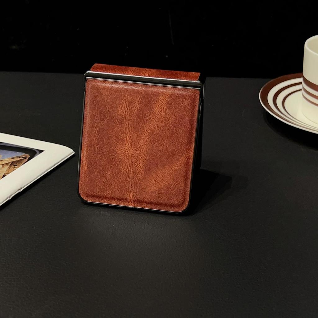 Магнитный чехол-книжка из кожи Crazy Horse для Samsung Z Flip7, Совместим с Flip6/5, Трехсекционный, Складной, Защита от падений.