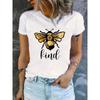 Футболка с принтом «Wo Be Kind Bee» | Белый глянцевый топ свободного кроя с коротким рукавом и круглым вырезом, с изображением разноцветной пчелы и надписью «Kind»