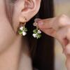 Высококачественные роскошные зеленые серьги с четырьмя листами клевера. Нежные красивые серьги с пряжкой. Модная тенденция женских сережек с бриллиантами.