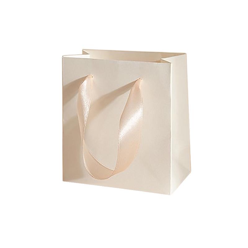 Подарочный набор украшений Higu: Цельная коробка с серебряной полировальной тканью, отделениями для серег, ожерелья и кольца, спиртовыми салфетками, берушами и зеркалом.