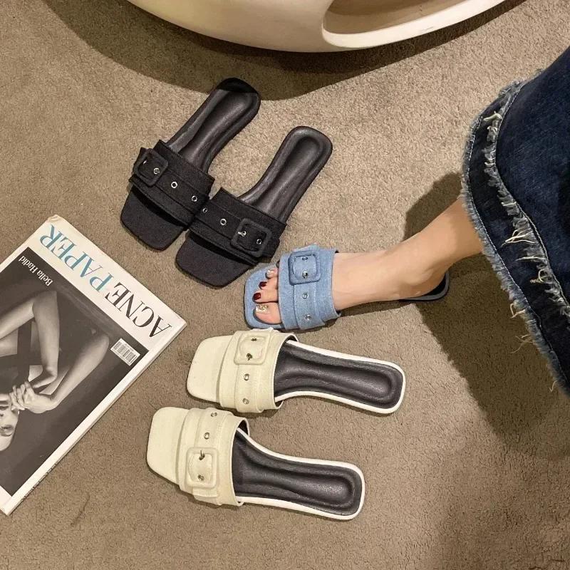 Ношение сандалий и тапочек для женщин 2024 года Новые летние пляжные шлепанцы с квадратным носком Универсальные джинсовые синие туфли на плоской подошве с квадратной пряжкой