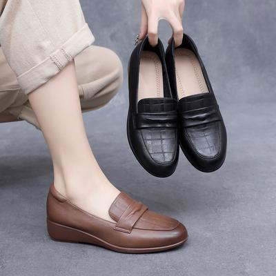 Модные GKTINOO 2025 Ретро Мамины туфли Женские Натуральная кожа Большой размер Нескользящие Повседневные Лоферы Женские Мягкие Повседневные Кроссовки Обувь на плоской подошве