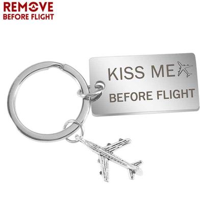 Брелок с самолётом и надписью: «Поцелуй меня перед полётом»