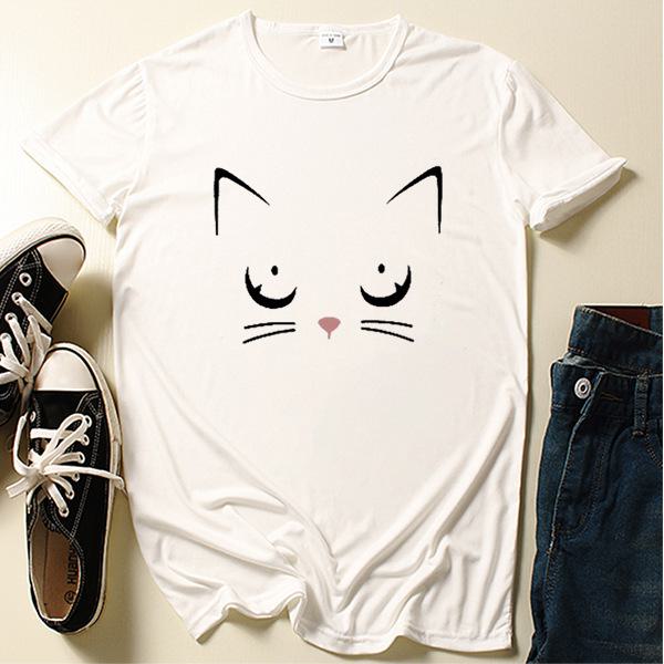 Футболка с короткими рукавами и принтом «Девочка-кошка» 2024 года — повседневная, свободного кроя.