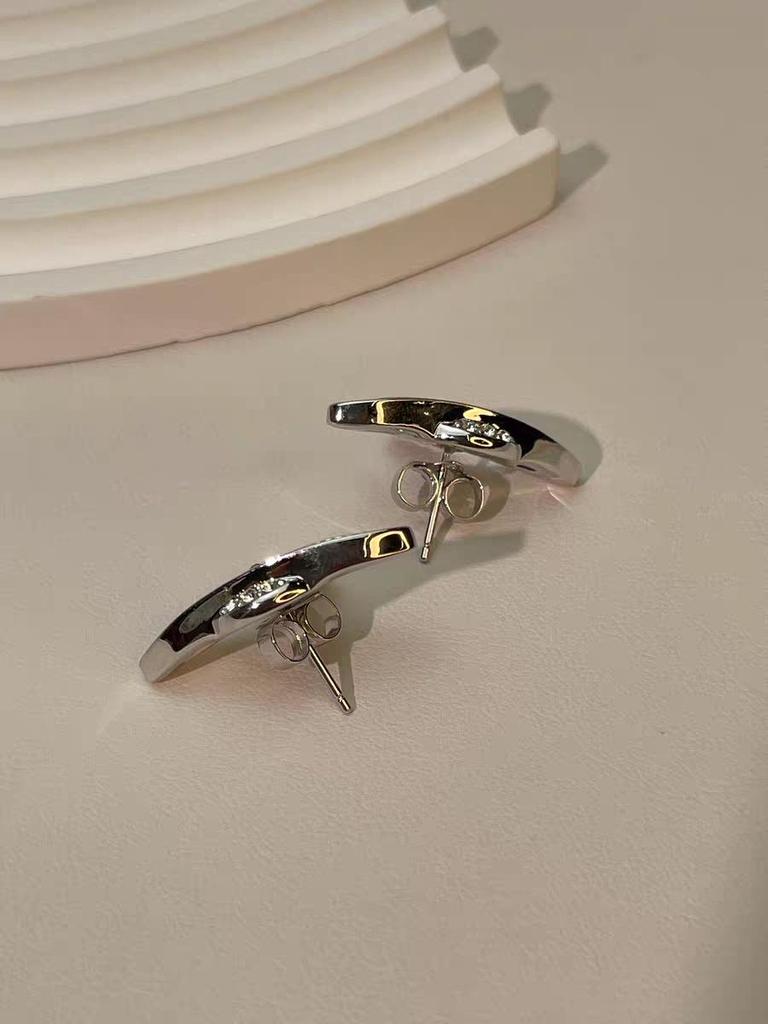 Классические серьги-гвоздики «Сатурн»: Дизайн планеты с полным бриллиантовым покрытием в стиле Westwood