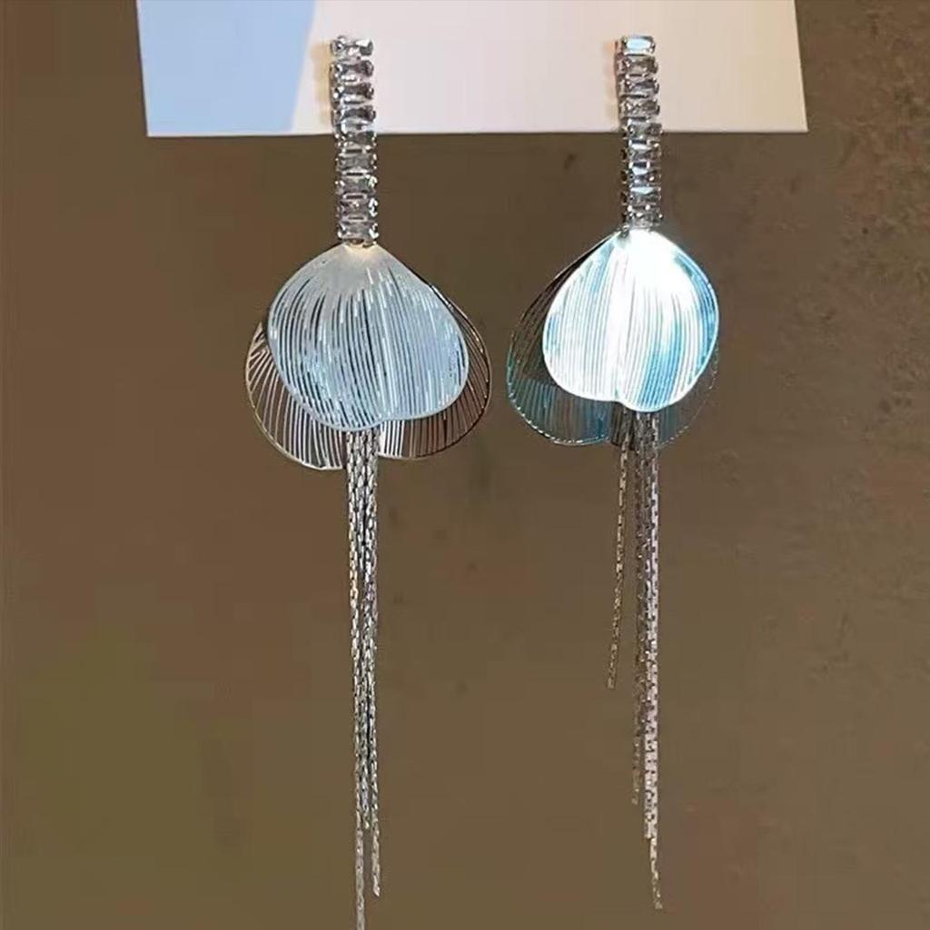 Серебряные серьги-кисточки с кристаллами в виде рыбьего хвоста: Преувеличенный дизайн цветка для стильного вида.