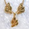 CMM 2PCS Retro Palace Jewelry Set Golden Leaf Shape Brushed Craft Clavicle Chain Pendant Necklace Earrings Women's Party Jewellery Accessories