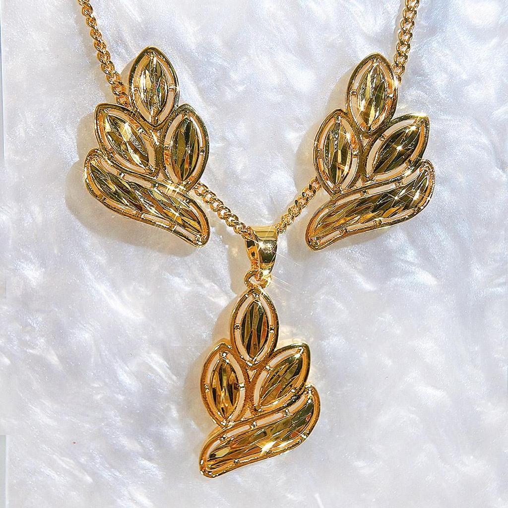 CMM 2PCS Retro Palace Jewelry Set Golden Leaf Shape Brushed Craft Clavicle Chain Pendant Necklace Earrings Women's Party Jewellery Accessories