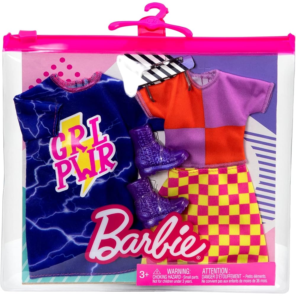 Mattel Barbie Модный набор из 2 платьев и нарядов «Сила девочек» с многоразовой виниловой сумкой для кукол, для детей от 3 лет