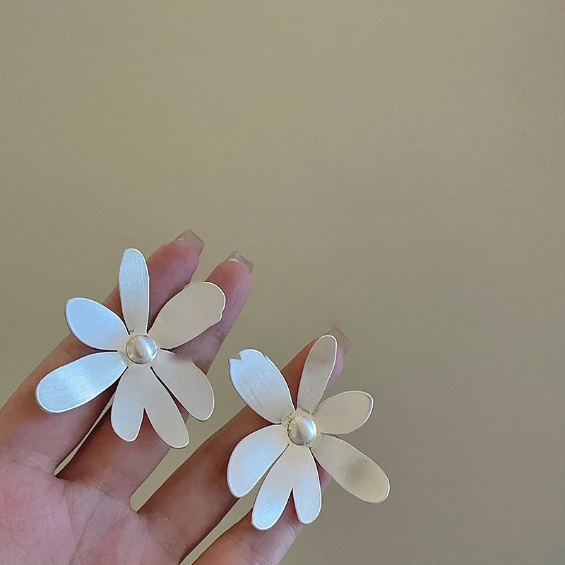 Металлические серьги-пусеты с цветком, темпераментные, в стиле инс, индивидуальные, холодные, женские, нишевого дизайна, высококлассные