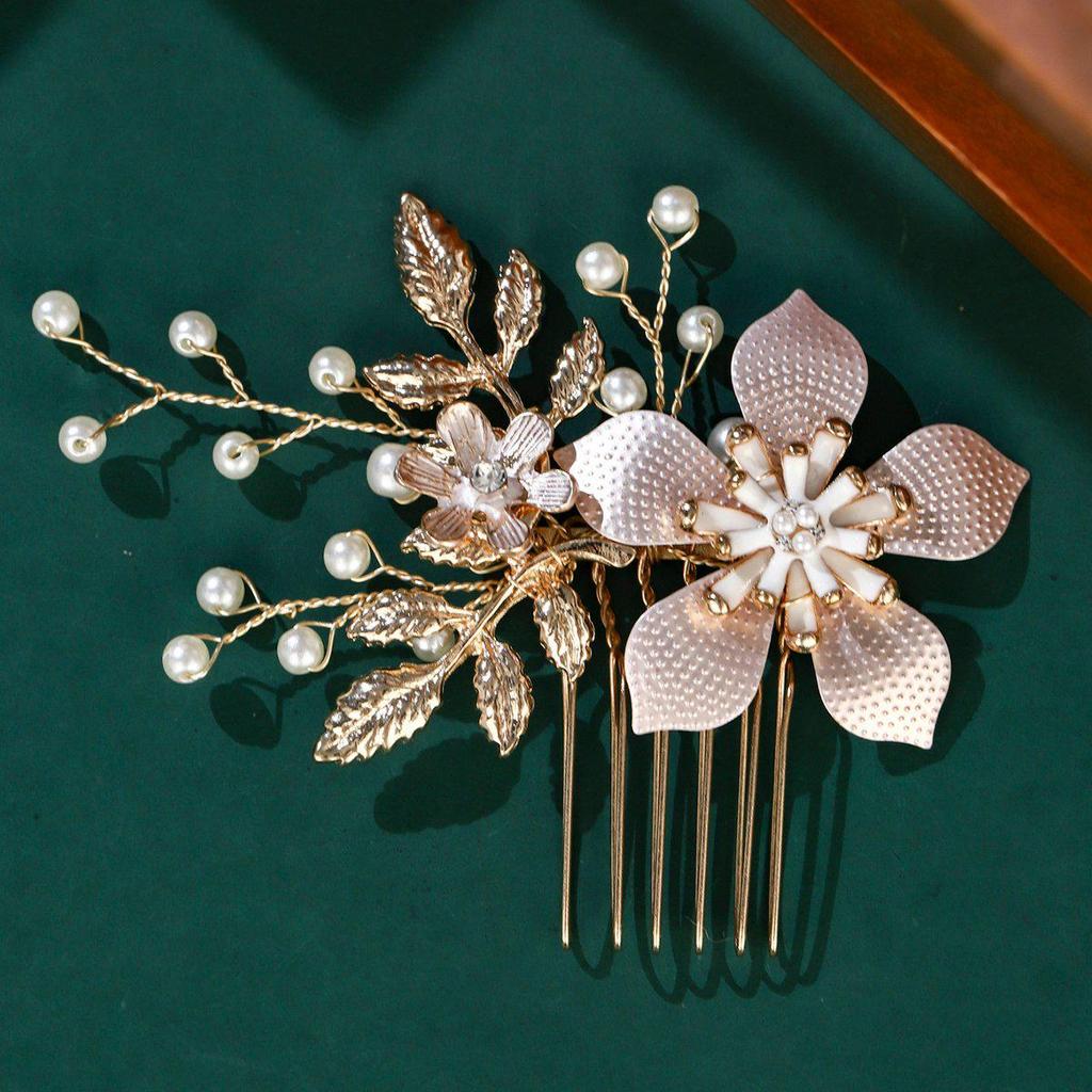 Сделанный вручную свадебный гребень для волос с цветком из жемчуга и страз и листьями