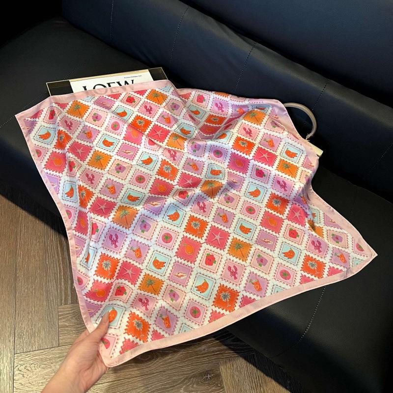 Retro silk scarves for women's new high-end accessories, neck small square scarf, scarf waist, fashionable and versatile, and gifts can be given.