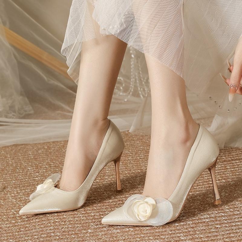 Fashion Elegant Flower String Bead Decoration Pumps Women Comfortable Pointed Toe Satin Brand Designer Shoes Fashion Wedding Bridal Shoe
