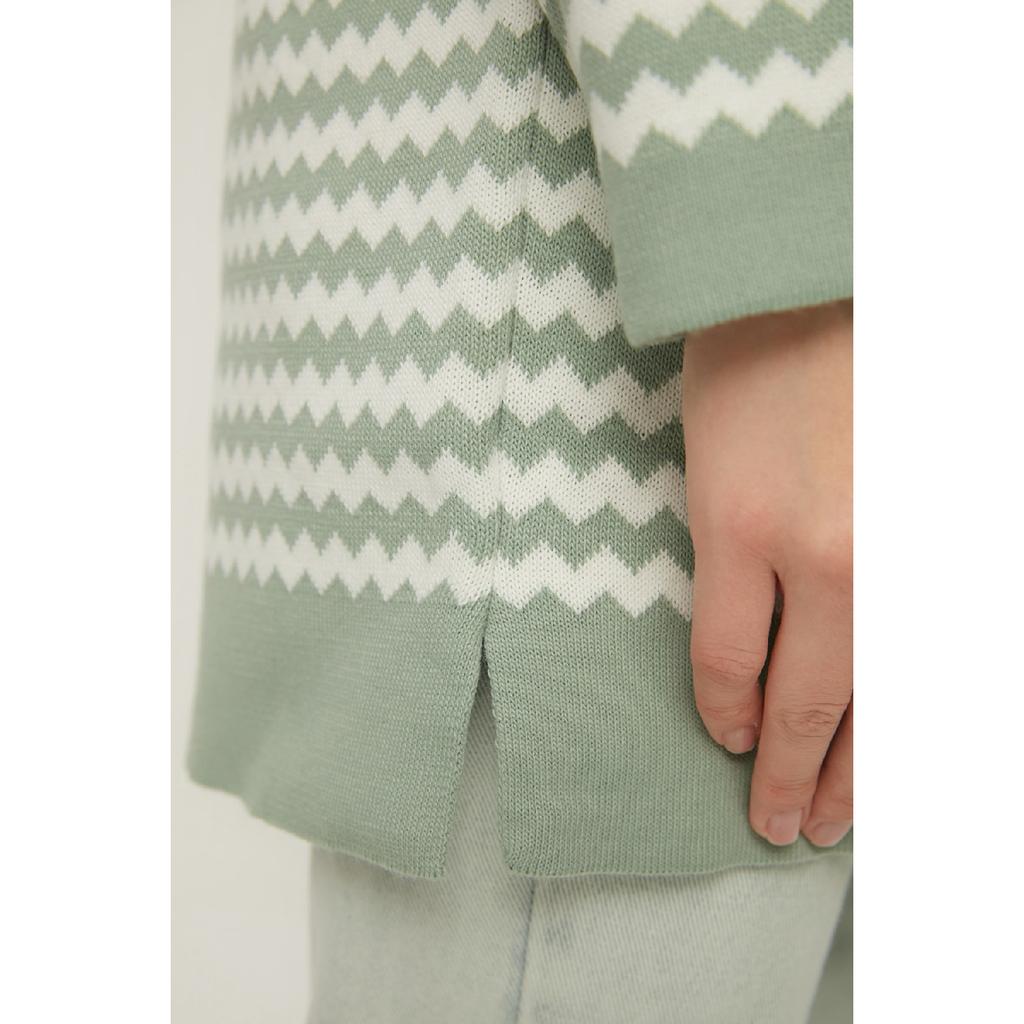 Сиреневый вязаный свитер в полоску с полуводолазкой Tctaw22ak0185