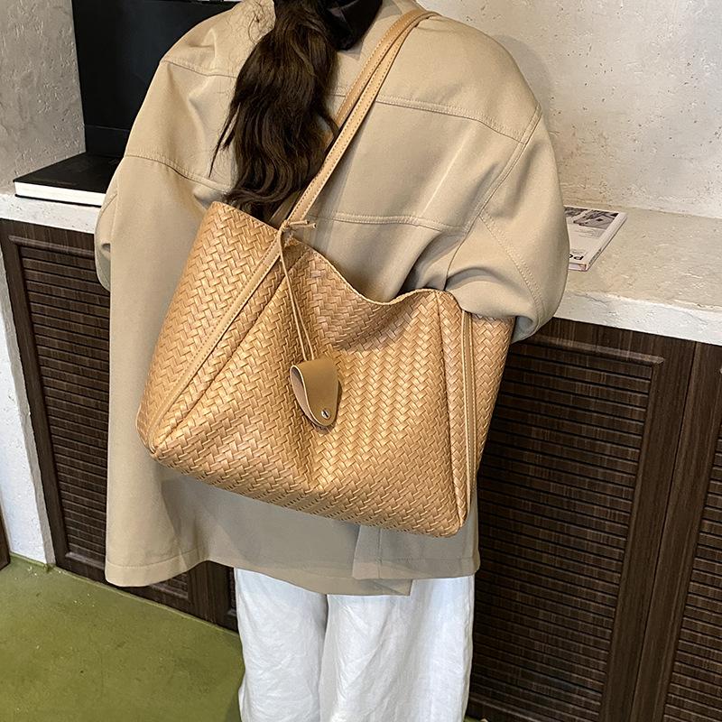 2025 Casual Retro Weaving Large Capacity Simple Solid Color Foreign Style Korean Version Lazy Style One Shoulder Underarm Tote Bag Women