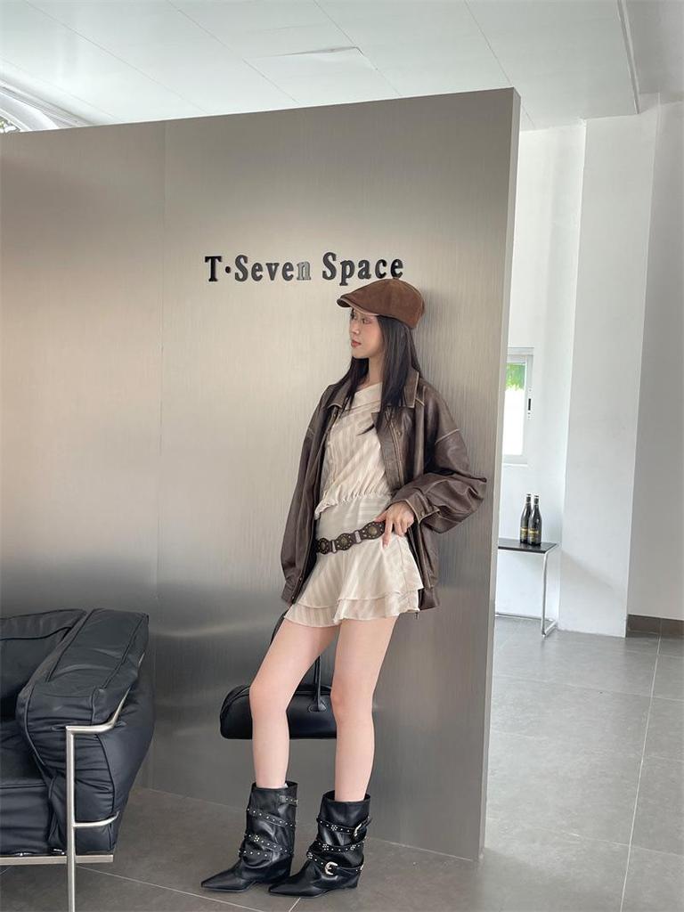 Белые кожаные ботильоны в французском стиле: Модные остроносые, с широким голенищем, зауживающая пряжка-ремень, танкетка с заклепками, ботильоны до середины икры