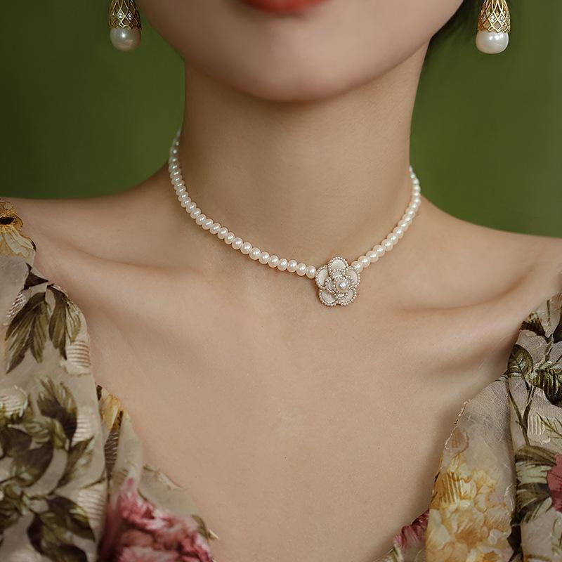 Gold-Plated French Court Pearl Flower Necklace - Retro, Simple, Versatile Fashion Clavicle Chain.