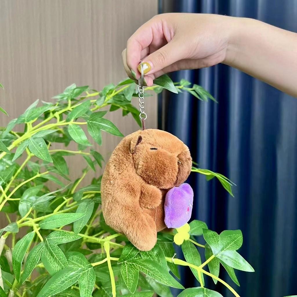 Забавный плюшевый брелок-капибара, красочный дизайн животного, идеально подходит для украшения детской комнаты или сумки