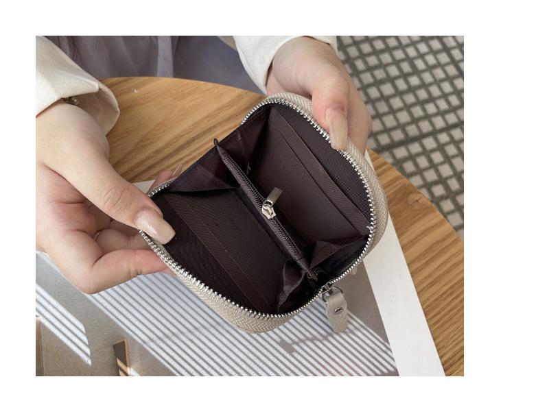 Новый кошелек для монет из натуральной кожи 2025 года: Верхний слой коровьей кожи, ажурный дизайн, многофункциональный держатель для карт и отделение для банковских карт