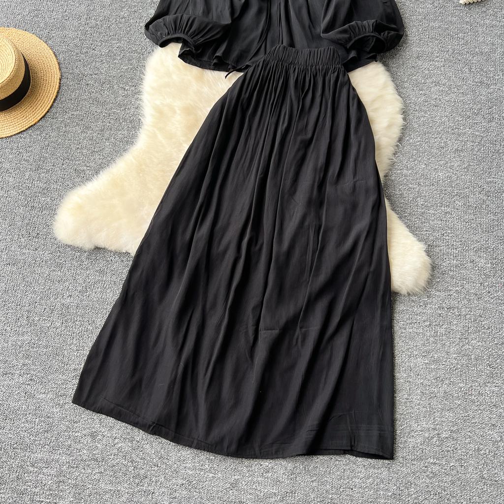 Нежный женский комплект из двух предметов: топ с открытыми плечами и вырезом-лодочкой, длинный рукав, приталенный топ + юбка с завышенной талией и широким подолом