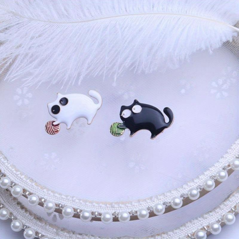 Милые маленькие толстые броши в виде кошки с мячом для женщин, эмалированные сплавом, кошки, животные, вечеринка, повседневная брошь-булавка