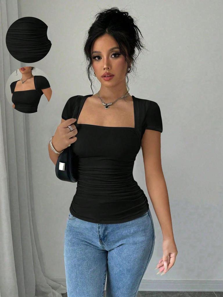 Европейская и американская женская мода лета 2025 года: Приталенная футболка с квадратным вырезом в стиле кэжуал