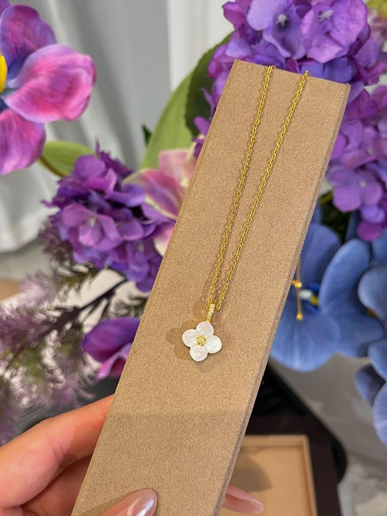 Французское ретро ожерелье с белой ракушкой в виде цветка с четырьмя лепестками с бахромой, браслет с пятью цветками, темперамент лепестков, премиальный набор легкой роскоши