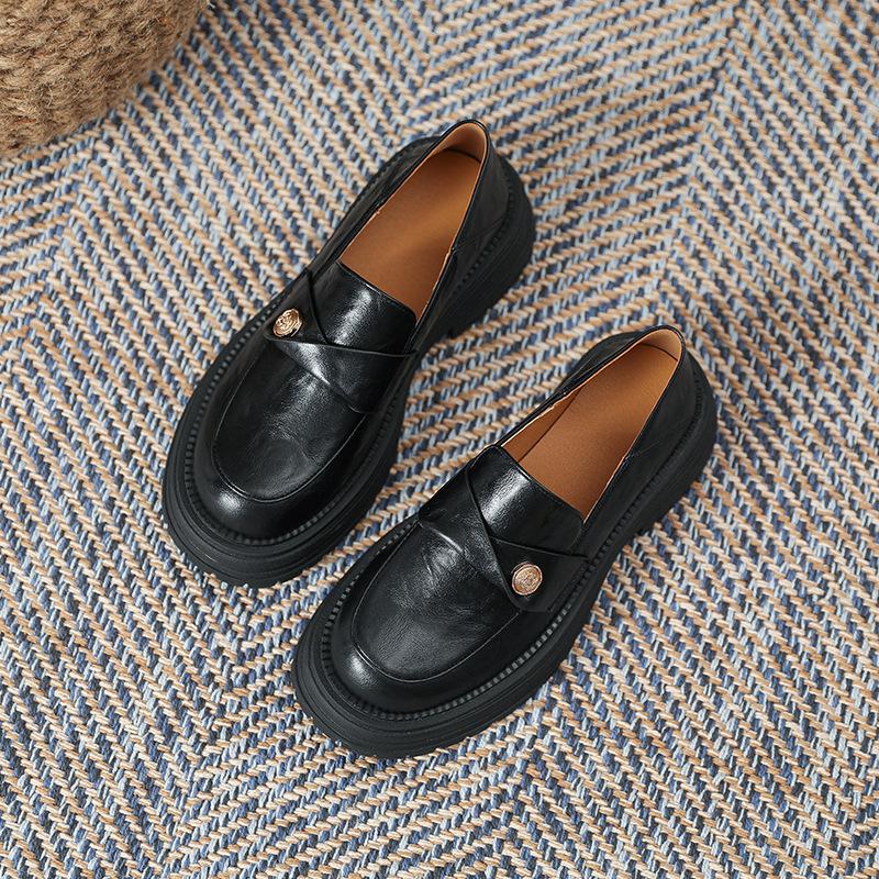 Женские лоферы с золотой монетой, весна 2025, новый британский стиль, высококлассные туфли из мелкой кожи на толстом каблуке, милые и крутые туфли-одинарки с камелией