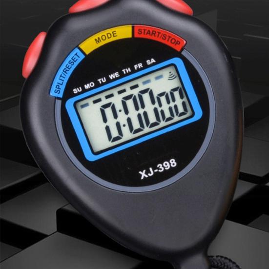 С большим цифровым дисплеем. Дата и время будильника. Без бесшумного спортивного таймера.