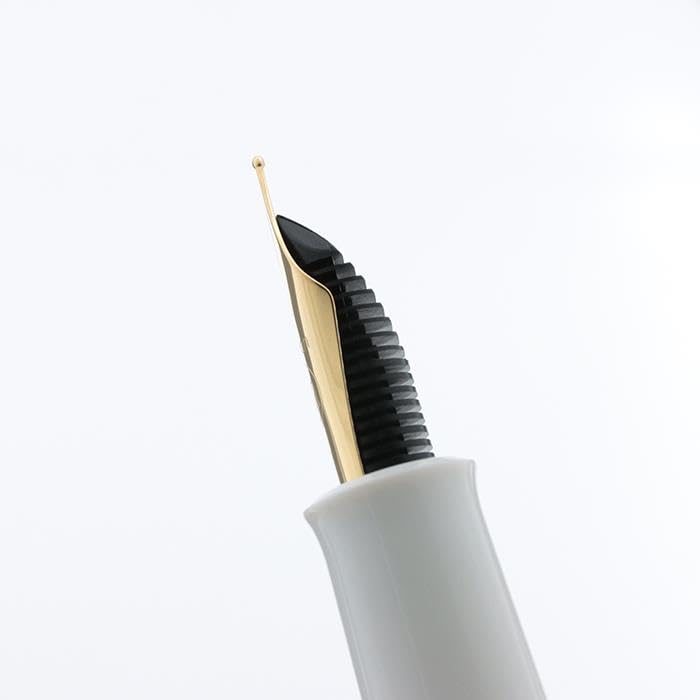 Pelikan Перьевая ручка Pelikan Classic M200 пастельно-голубая M