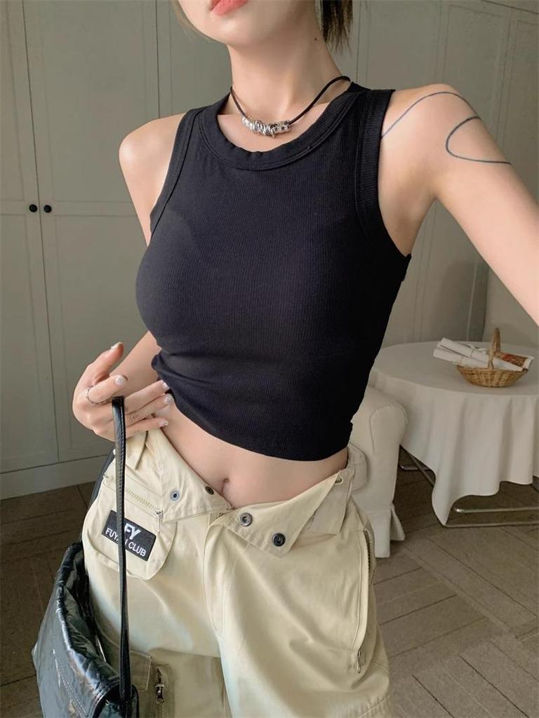 Модный женский майка-топ на бретельках с металлической пряжкой и вставками на груди