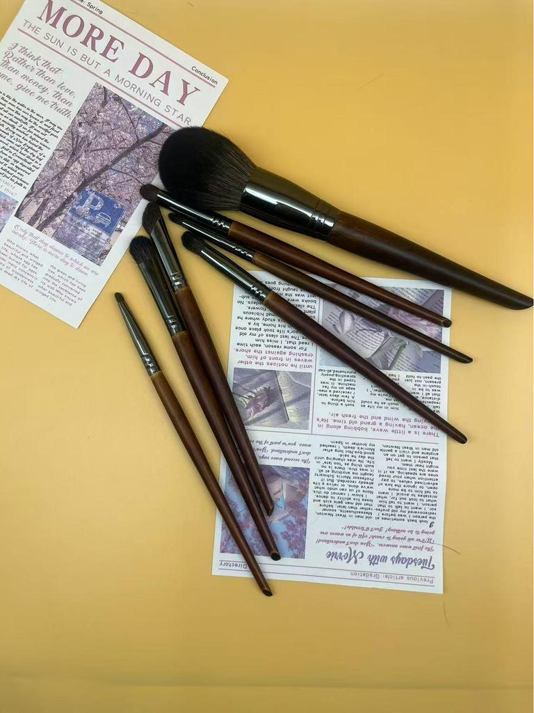 7-Piece Animal Hair Makeup Brush Set: Powder, Blush, Foundation Tools for Beginners