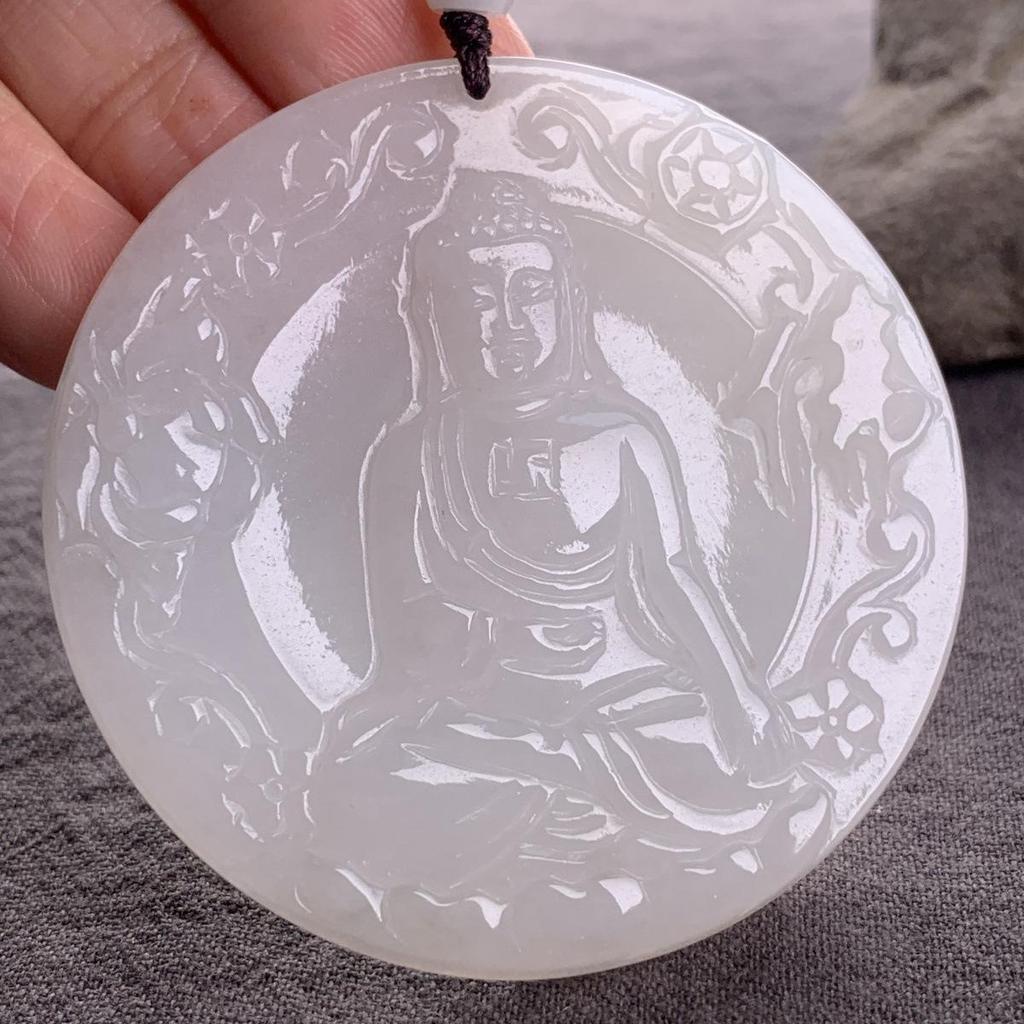 Подвеска из натурального бирманского жадеита класса А с фигурками лисы, тигра, цилиня и бодхисаттвы