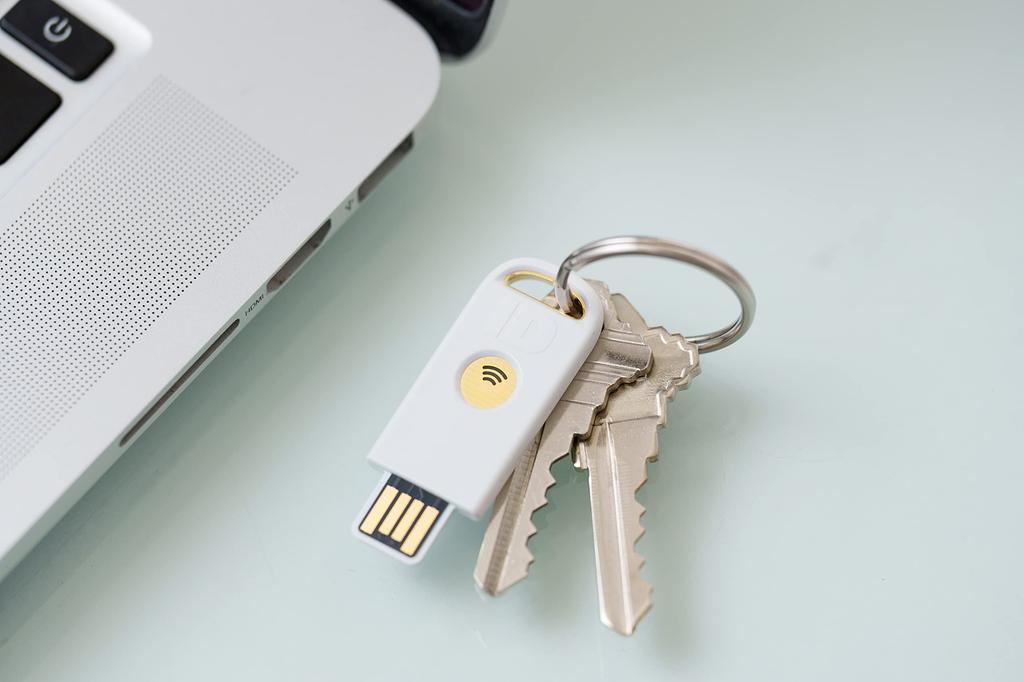 Ключ безопасности Identiv uTrust FIDO2 NFC USB-A (FIDO, FIDO2, U2F, WebAuth).