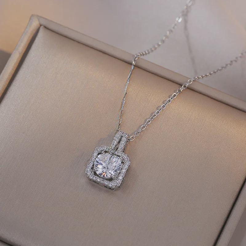 Женское ожерелье из титановой стали: Сладкий и крутой стиль с квадратной цирконовой подвеской, геометрический дизайн, легкая роскошь и новый стиль. КЛЕ