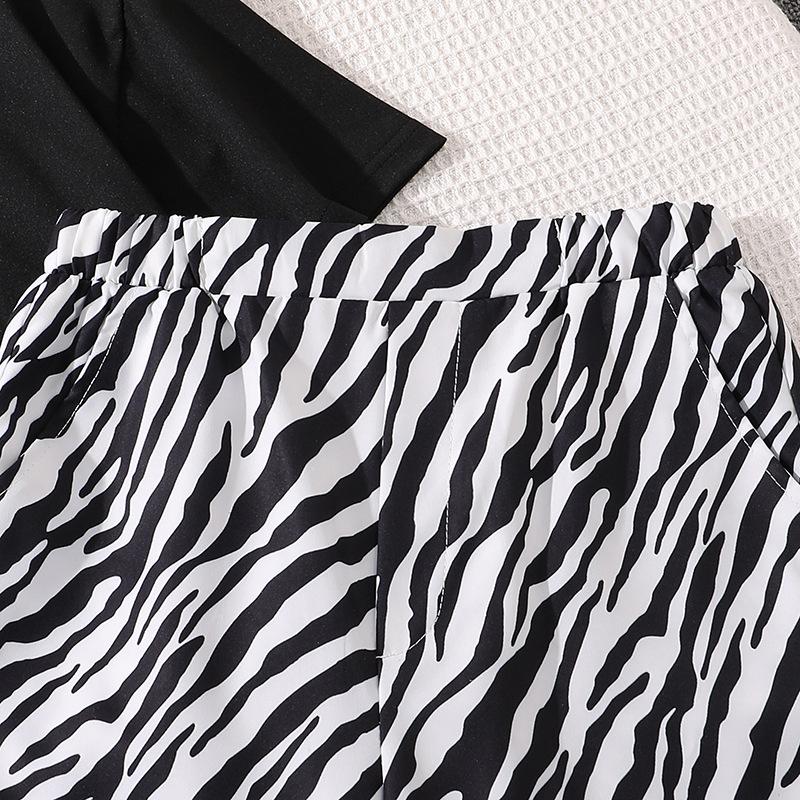 Костюм для девочек, летняя детская одежда, новый топ с короткими рукавами и рисунком в виде мультяшных букв + повседневные шорты с принтом зебры, костюм из двух частей