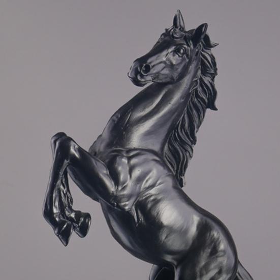 Анти-выцветающая фигурка лошади. Точно элегантный стиль. Деталь из смолы. Привлечение удачи. Богатство.