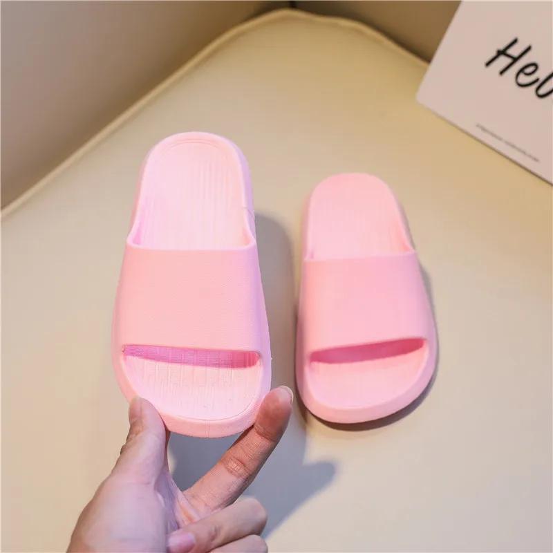Pantuflas Милые детские тапочки Летние новые мультяшные домашние туфли для мальчиков Сандалии для ванной комнаты для девочек Тапочки Нескользящая детская обувь Шлепанцы