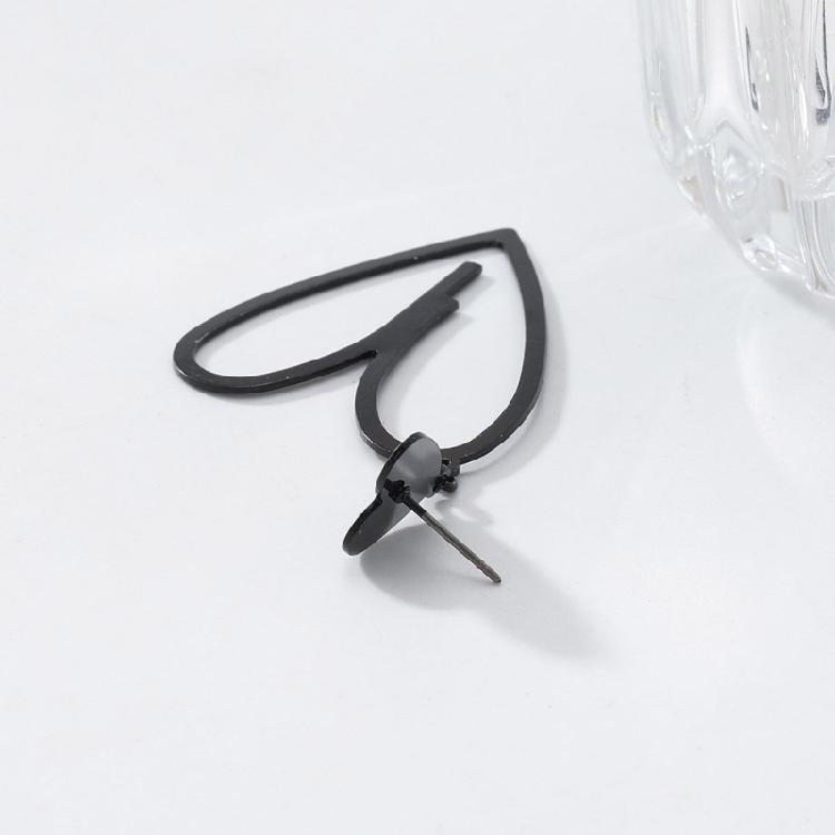 Modern Black Heart Pendant Earrings Vintage Modern Jewelry Lightweight Alloy Earwear Accessory for Fashion Enthusiasts